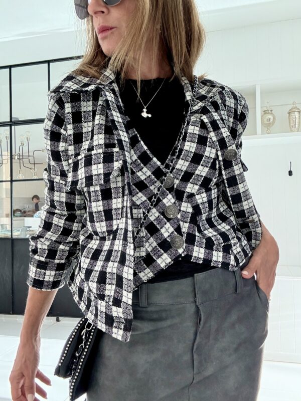 Chaqueta Chanel cruadrille blanco y negro - Image 6