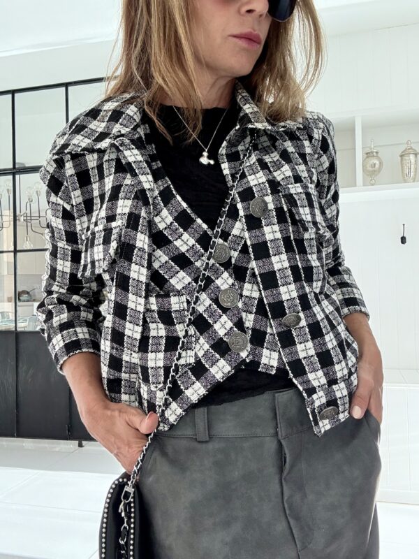 Chaqueta Chanel cruadrille blanco y negro - Image 4