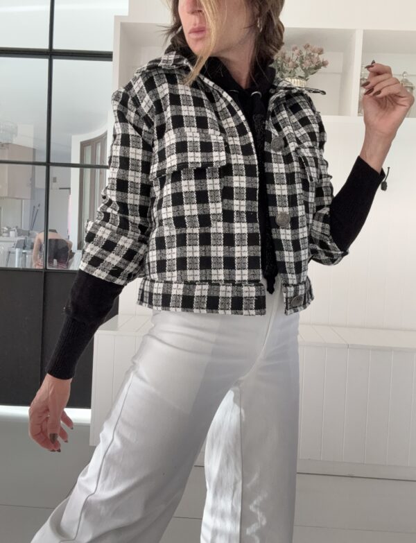 Chaqueta Chanel cruadrille blanco y negro - Image 9