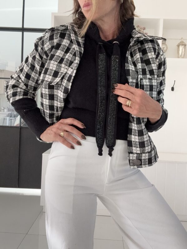 Chaqueta Chanel cruadrille blanco y negro - Image 10