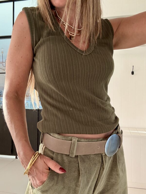 Musculosa Carmín  verde army