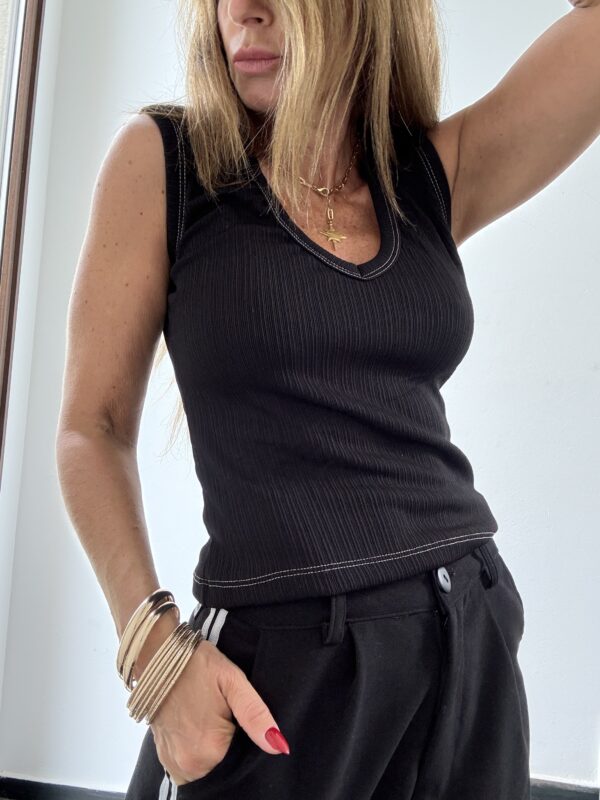Musculosa Carmín  negro
