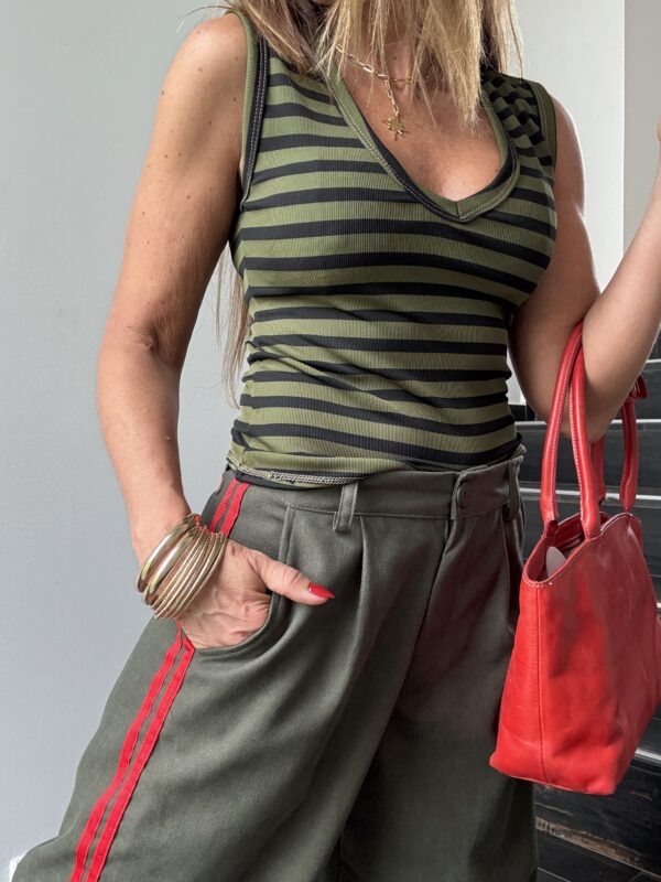 Musculosa Carmín rayado verde y negro