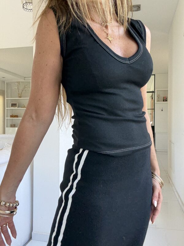 Musculosa Carmín lanilla finta negra - Image 3