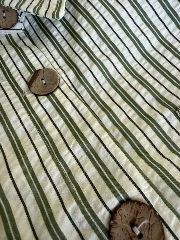 Camisa  Molly cedro rayada verde , fondo vainilla - Image 4