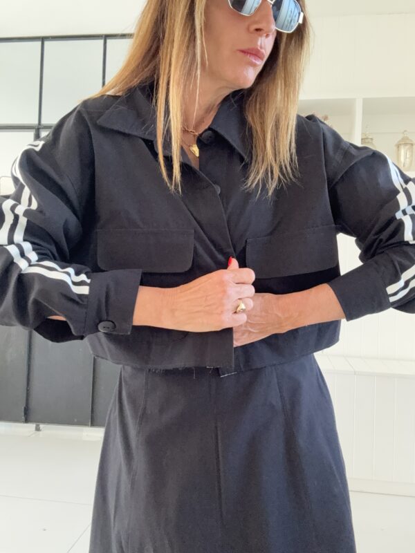 Chaqueta Roca Casterly negra vivos blancos - Image 7