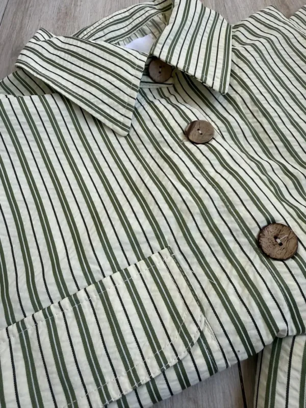 Camisa  Molly cedro rayada verde , fondo vainilla - Image 3