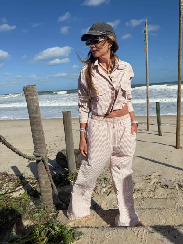 Pantalon pijamero acasia vainilla con rayas rosadas y azules - Image 20
