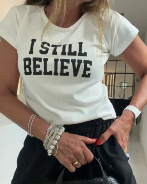 Remera smallest blanca i still believe negro