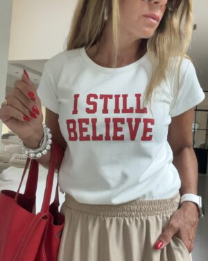 Remera smallest blanca i still believe rojo - S