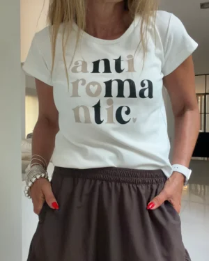 Remera smallest blanca anti romantic (crema y chocolate)