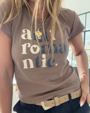 Remera smallest antiromantic marino y tostada