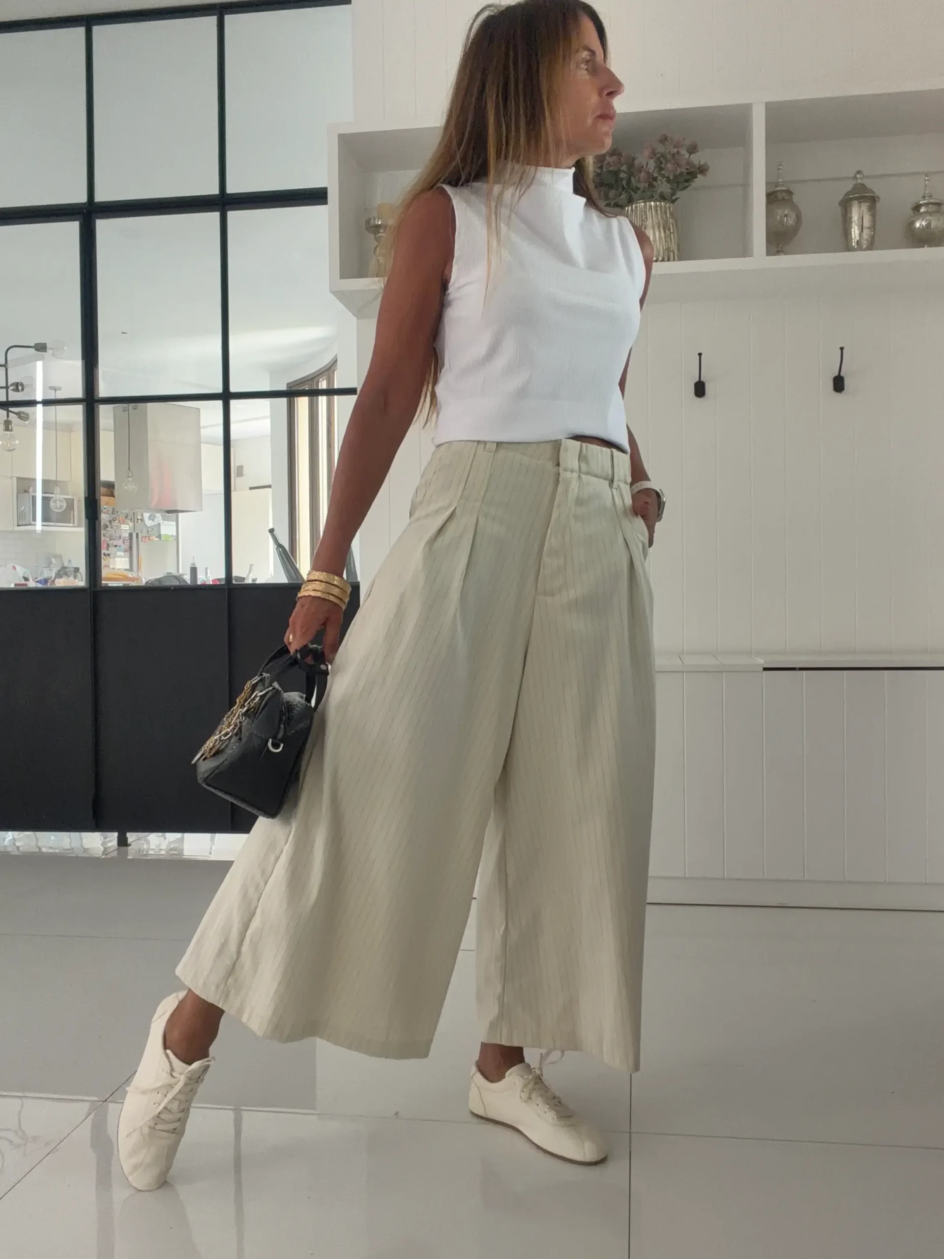 Pantalon okinawa sastrero crema detalle hilos negros - Image 4