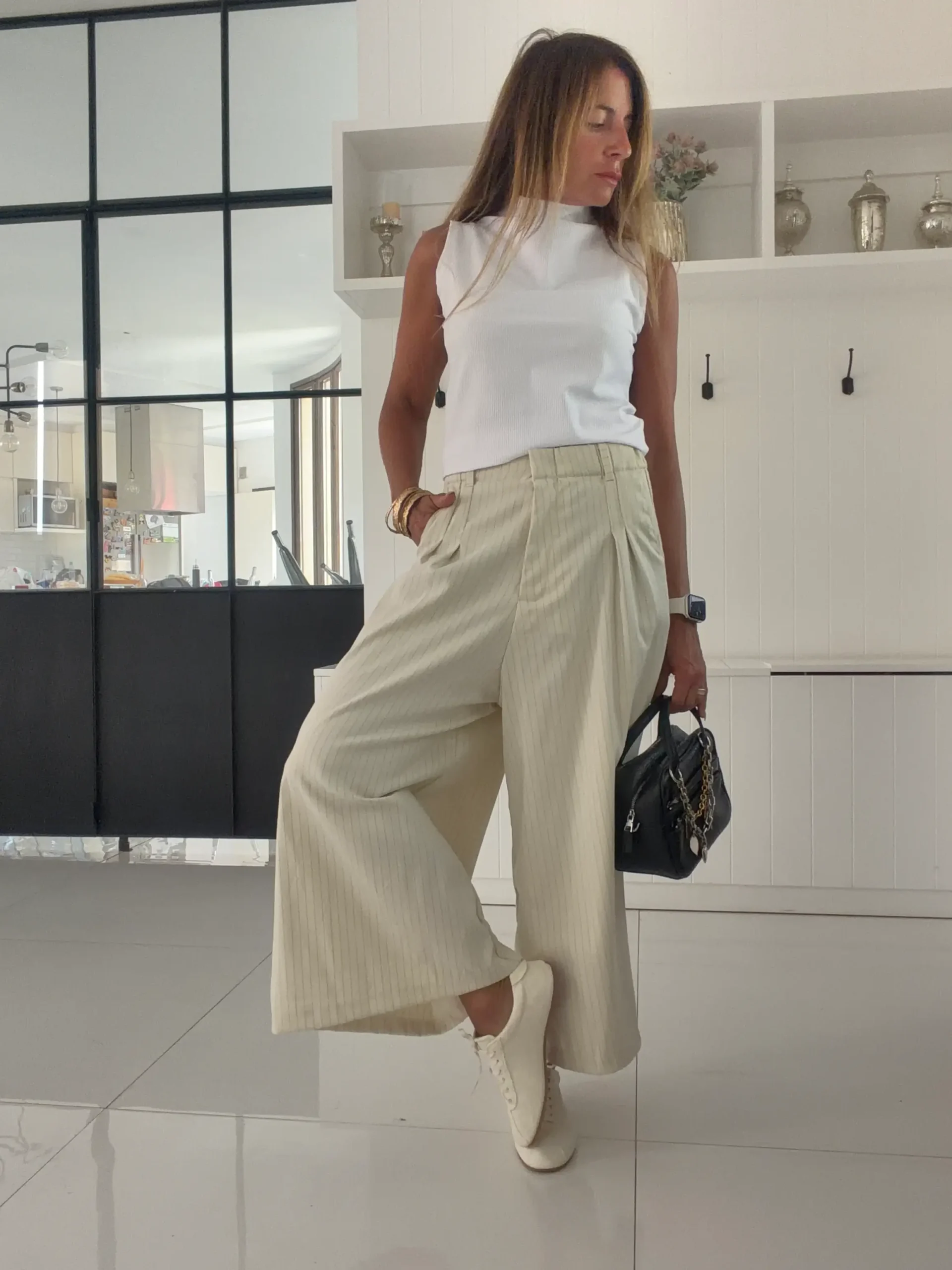 Pantalon okinawa sastrero crema detalle hilos negros - Image 5