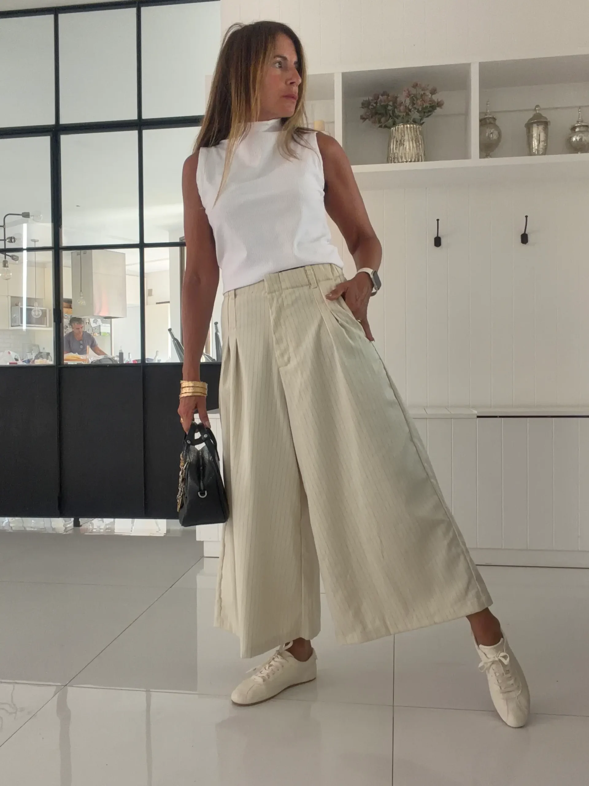 Pantalon okinawa sastrero crema detalle hilos negros - Image 6