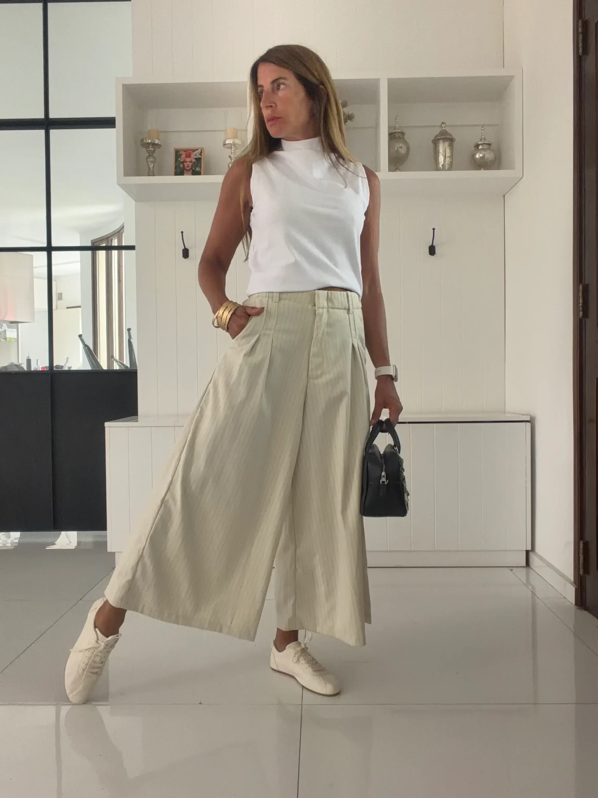 Pantalon okinawa sastrero crema detalle hilos negros - Image 7