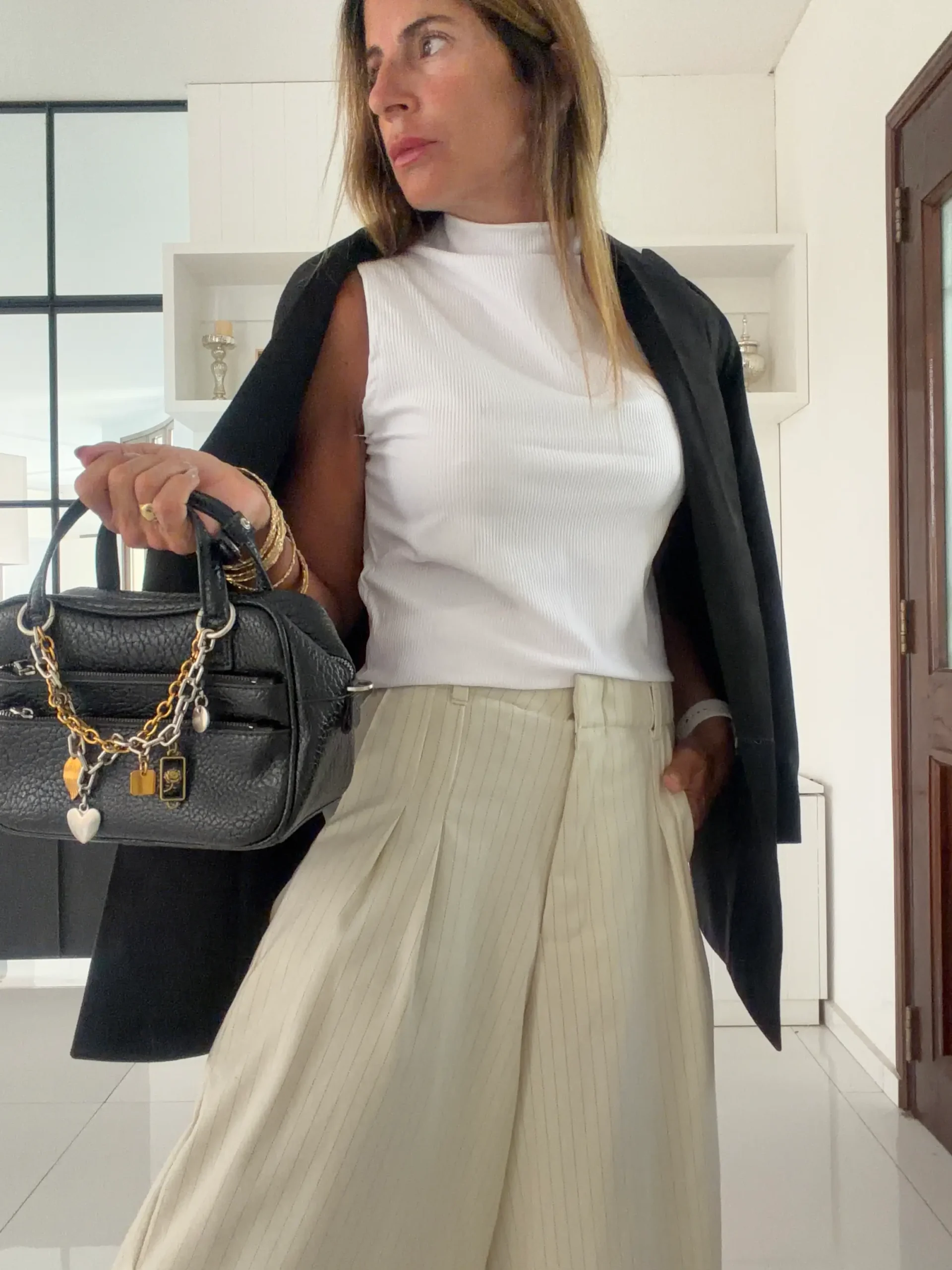 Pantalon okinawa sastrero crema detalle hilos negros - Image 9