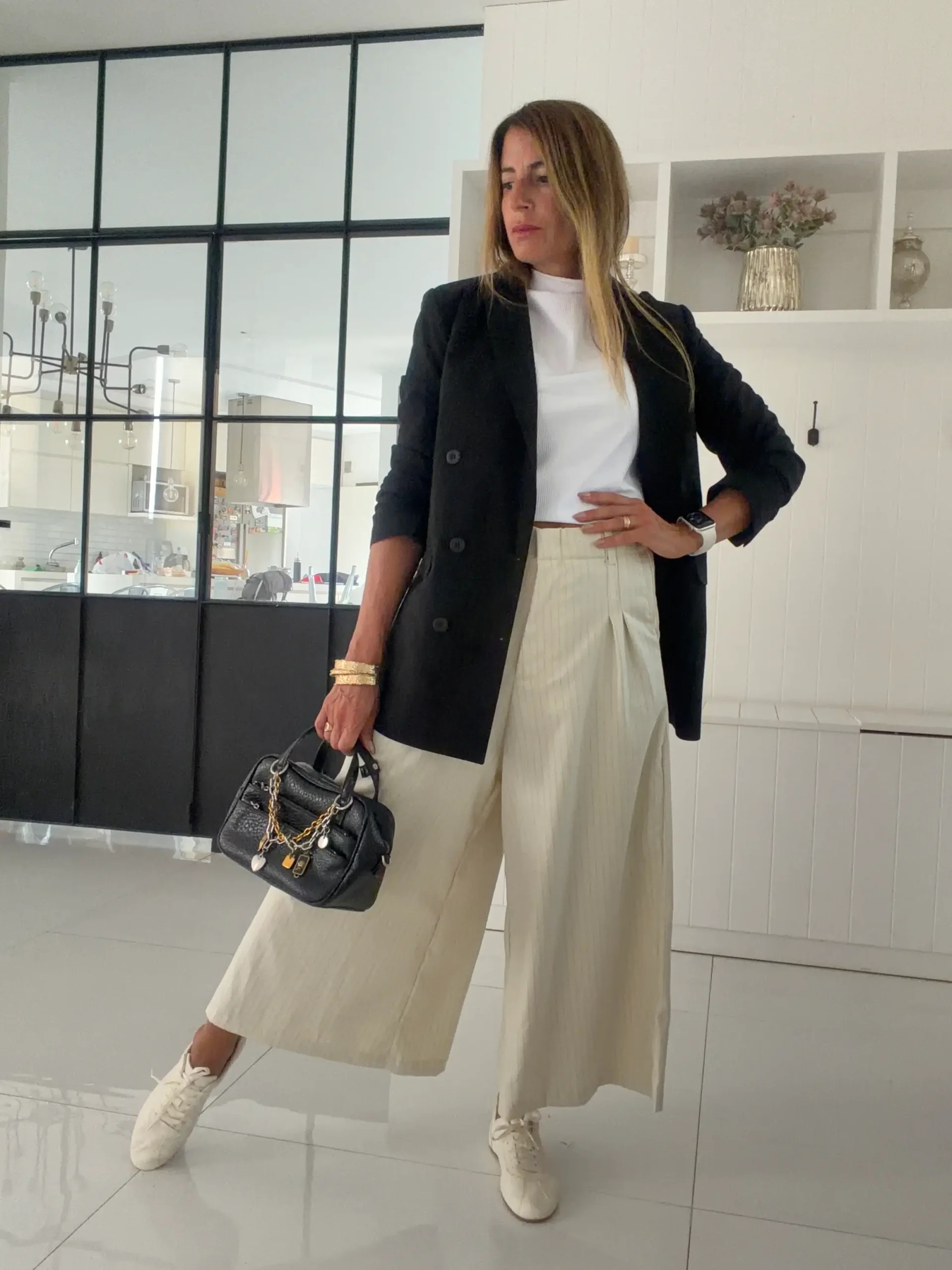 Pantalon okinawa sastrero crema detalle hilos negros - Image 10