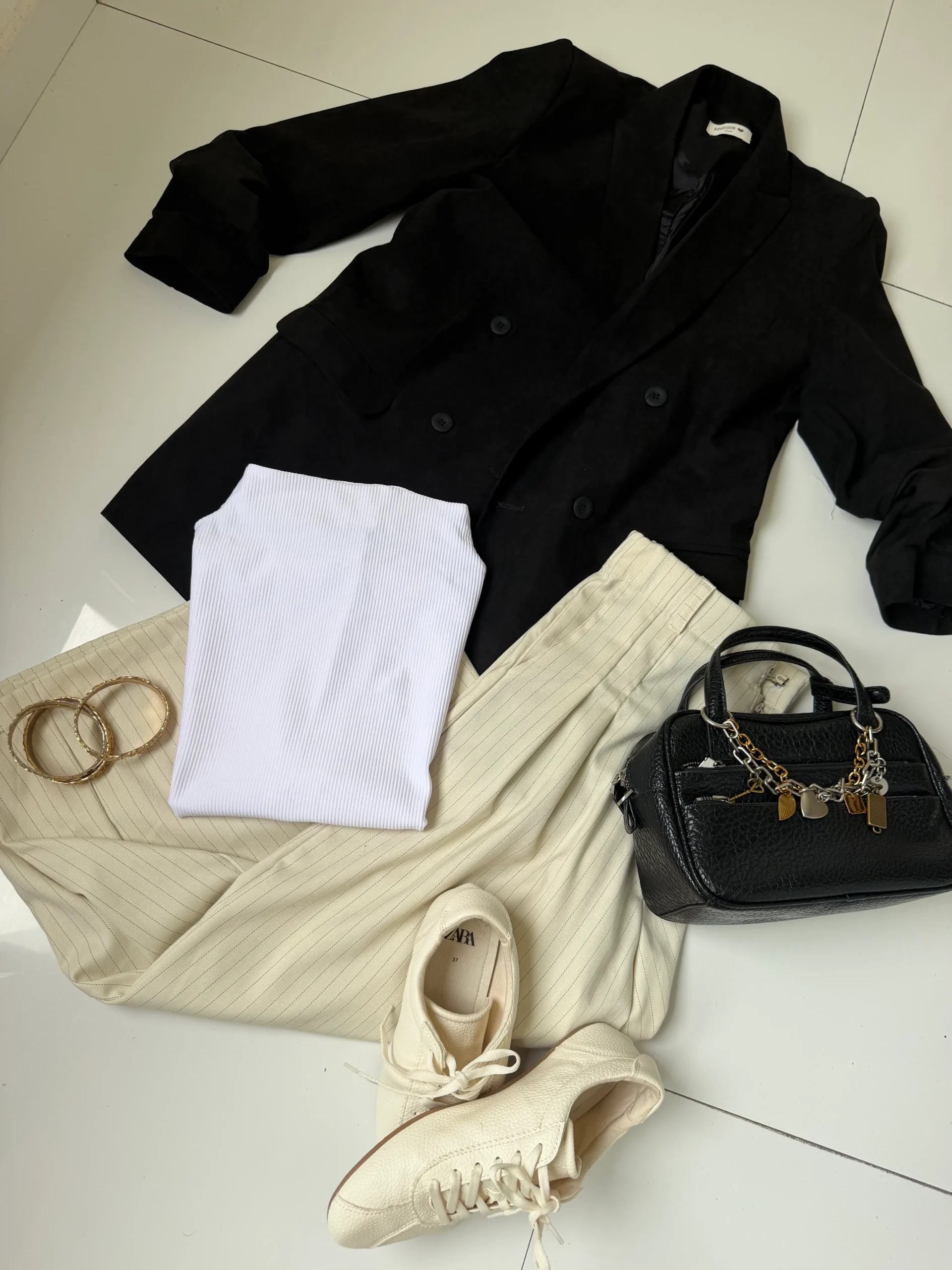 Pantalon okinawa sastrero crema detalle hilos negros - Image 20