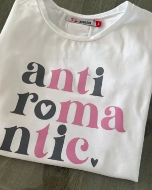 Remera smallest antiromantic rosa y acero